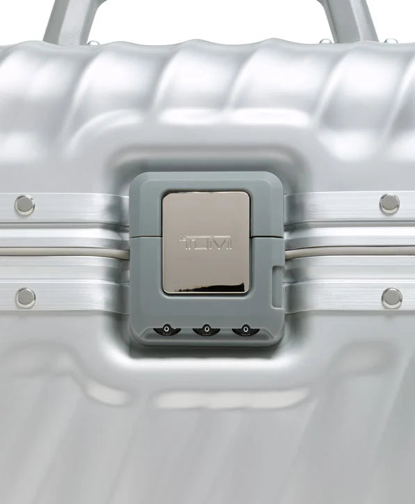 19 Degree Aluminium Train Case - Silver